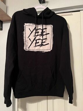 Men’s Yee Yee Black Graphic Pullover Hoodie Size M